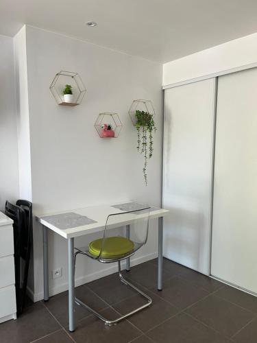 - un bureau blanc avec une chaise verte dans la chambre dans l'établissement Joli studio cosy, à Marseille