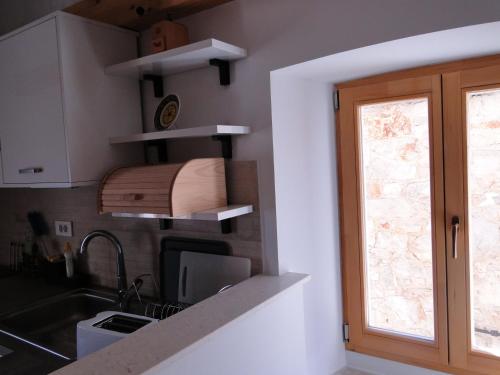 Η κουζίνα ή μικρή κουζίνα στο Heritage Apartments Kyra & Fox in Pitve, Hvar