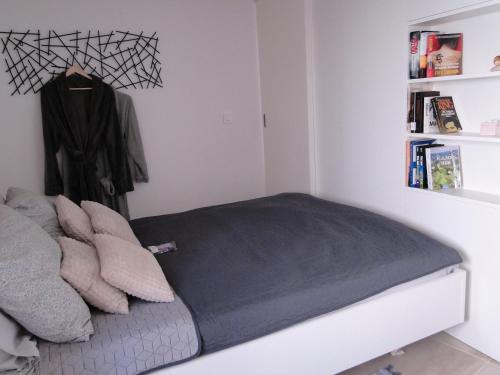 Ένα ή περισσότερα κρεβάτια σε δωμάτιο στο Heritage Apartments Kyra & Fox in Pitve, Hvar