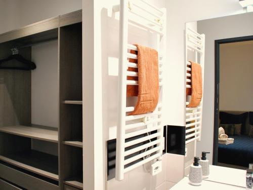 La salle de bains est pourvue d'un placard et de serviettes orange. dans l'établissement 
