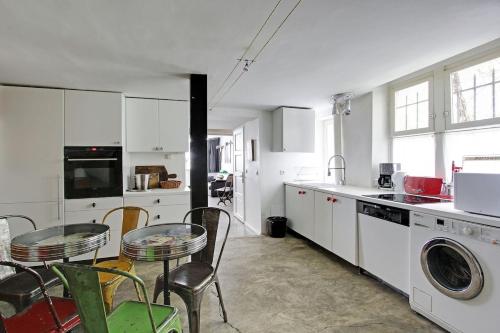 Kuhinja ili čajna kuhinja u objektu Large Duplex Le Marais