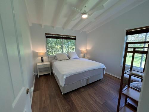 Ένα ή περισσότερα κρεβάτια σε δωμάτιο στο North Bank Cottage