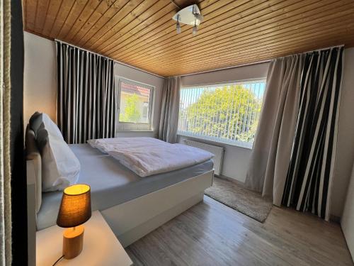 a small bedroom with a bed and a window at Lange Straße by Restaurant WIESENAU in Prerow