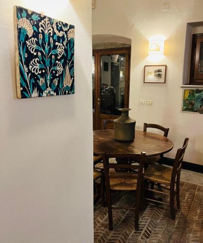 a dining room with a table and a painting on the wall at Agriturismo Le Pozze in Dicomano