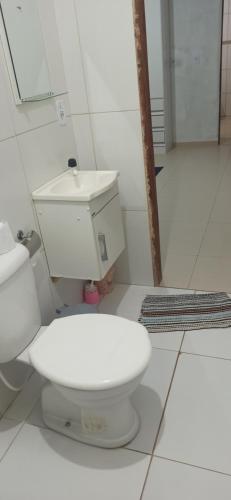 a white bathroom with a toilet and a sink at flet para temporadas in Petrolina