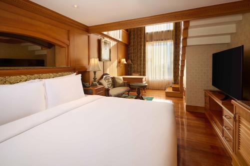 a hotel room with a bed and a television at Grand Mercure Imperial Palace Seoul Gangnam in Seoul