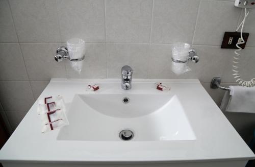 
A bathroom at Roma Room Hotel
