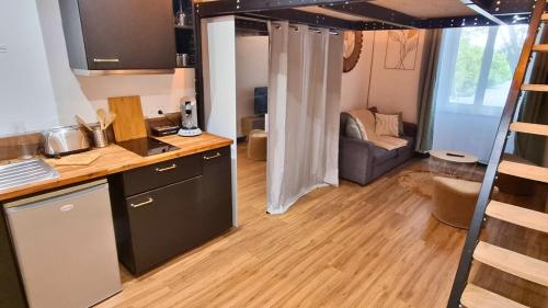 - une petite cuisine et un salon dans une petite maison dans l'établissement Le Verdun - Agréable studio en centre ville, à Pau
