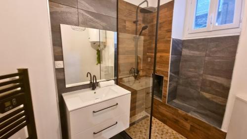 une salle de bain avec un lavabo et une douche dans l'établissement Le Verdun - Agréable studio en centre ville, à Pau