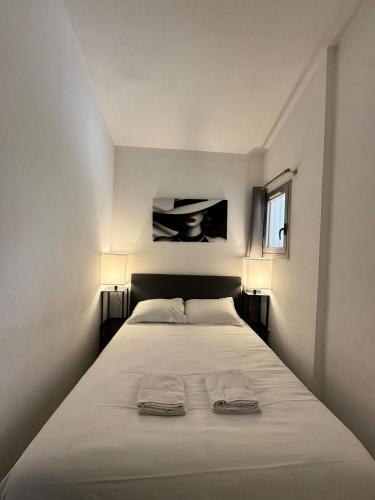 une chambre avec un lit avec deux serviettes dessus dans l'établissement Le Velusine 2077 - Apt 4 Prs - parking - climatisation - piscine, à Antibes