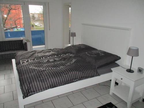 a bed in a bedroom with a window and a table at Kleine Wohlfühloase 2.0 in Heidelberg