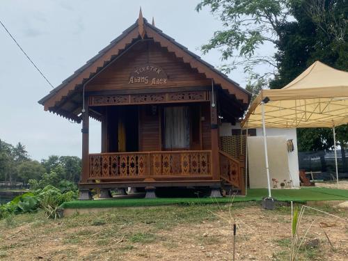 El edificio en el que está el chalet de montaña