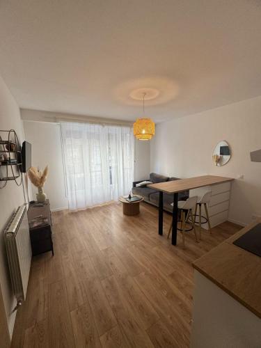 un salon avec une table et une chambre dans l'établissement Charming 2P Nice center for 4, à Nice