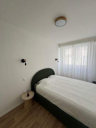 une chambre avec un grand lit et une table dans l'établissement Charming 2P Nice center for 4, à Nice