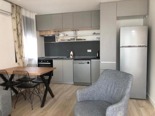 Kuchyň nebo kuchyňský kout v ubytování Tivat Terrace Suites