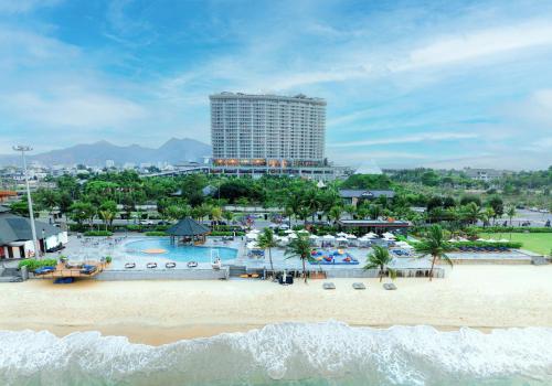 ダナンにあるDa Nang - Mikazuki Japanese Resorts & Spaのビーチと建物のあるリゾートの景色を望めます。