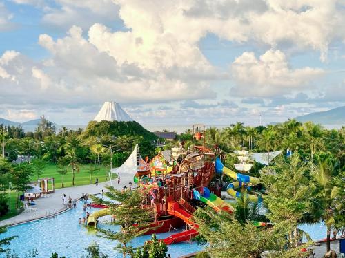 ダナンにあるDa Nang - Mikazuki Japanese Resorts & Spaのジェットコースター付き遊園地