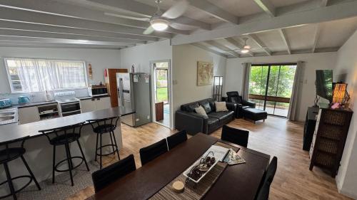 Posezení v ubytování Drift at Rainbow - 3 Bedrooms of Barefoot Vibes