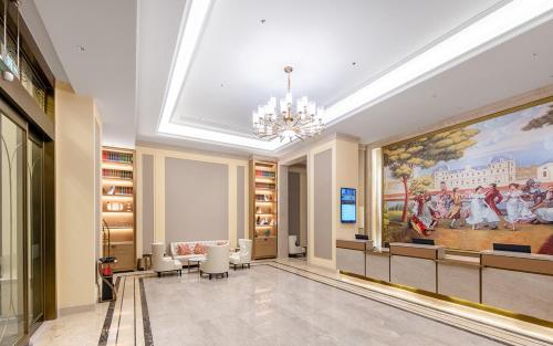 TV a/nebo společenská místnost v ubytování Vienna Hotel Chengdu Tianfu Airport Wanhui Center