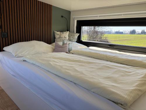 Postel nebo postele na pokoji v ubytování Tiny House mit Saunafass