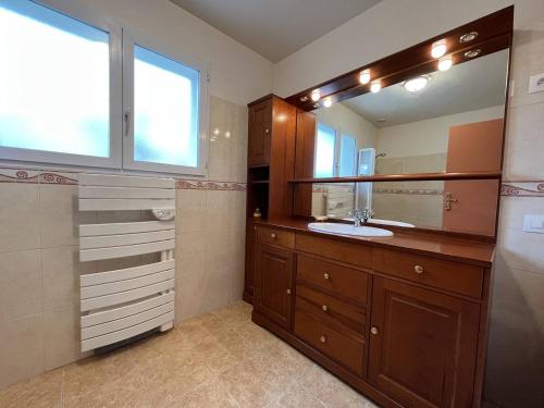 une salle de bain avec un lavabo et un miroir dans l'établissement Mais 5 pièces Oléron 10 couchages GRAND-VILLAGE-PLAGE GVO000-125, à Grand-Village-Plage