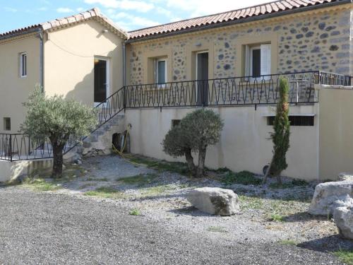 une maison avec une clôture et des arbres devant elle dans l'établissement Le relais saint germain, à Saint-Germain