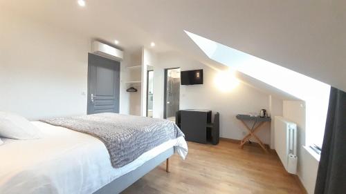 une chambre blanche avec un lit et une télévision dans l'établissement L3 Chambre double au Domaine de Treuillaud avec piscine, à Villers-les-Ormes