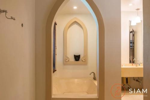 Ένα μπάνιο στο Villa Bang Kao 3br - Private Pool & Walk To Beach