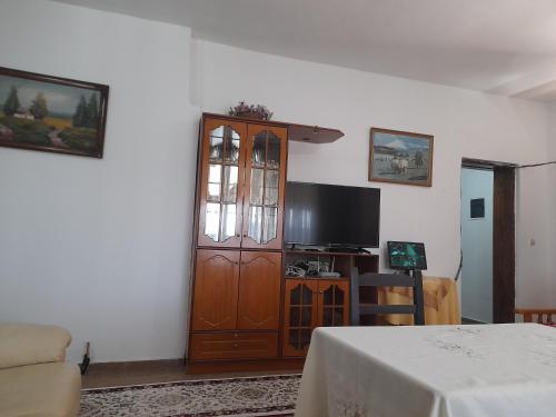 TV a/nebo společenská místnost v ubytování Friendly House Çukë