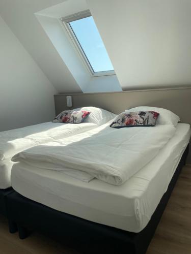 een bed met twee kussens erop in een kamer bij La Clé des vignes 2 in Ribeauvillé