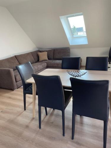 - un salon avec une table et des chaises dans l'établissement La clé de vignes 2, à Ribeauvillé