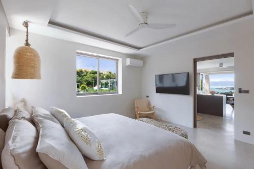 En eller flere senge i et værelse på Breathtaking Baya Neya Apt Private Pool Sea View