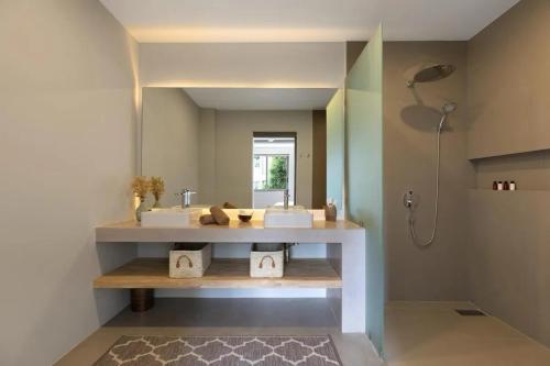 Et badeværelse på Breathtaking Baya Neya Apt Private Pool Sea View