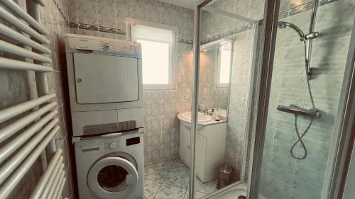 La salle de bains est pourvue d'un lave-linge et d'une douche. dans l'établissement Le Centre Bourg, situation rêvée, à Saint-Jean-de-Monts