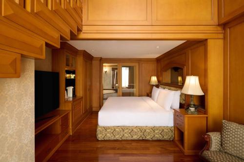 a hotel room with a bed and a television at Grand Mercure Imperial Palace Seoul Gangnam in Seoul
