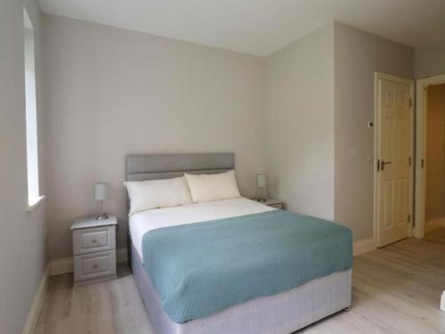 Postel nebo postele na pokoji v ubytování Charming 2-Bed Apartment in Dublins Countryside
