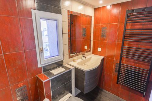 une salle de bain avec un lavabo et un miroir dans l'établissement Vieil Antibes Duplex lumineux vue imprenable - Climatisé, à Antibes