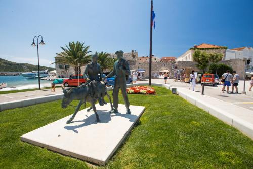 a statue of two men on a horse in a park at Hotel Zora in Primošten