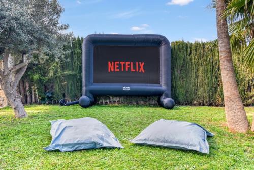 Zahrada ubytování Villa near Valencia 17PAX, Pool, Cinema, BBQ, KidsRoom