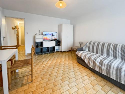 un salon avec un canapé et une télévision à écran plat dans l'établissement Bel appartement T2 avec parking au Cap d'Agde - FR-1-749-86, au Cap d'Agde