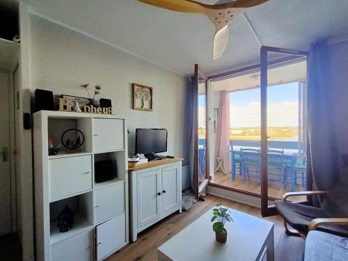 Photo de la galerie de l'établissement Coquet T2 familial avec loggia et parking, vue lac - FR-1-799-50, au Barcarès