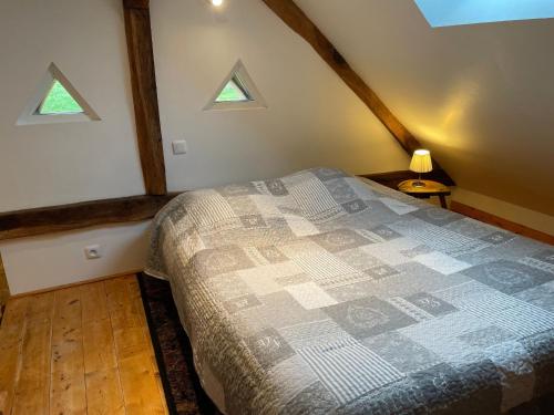 - une chambre mansardée avec des lucarnes dans l'établissement Charme campagnard proche ville, jardin paisible - FR-1-410-468, à La Flèche