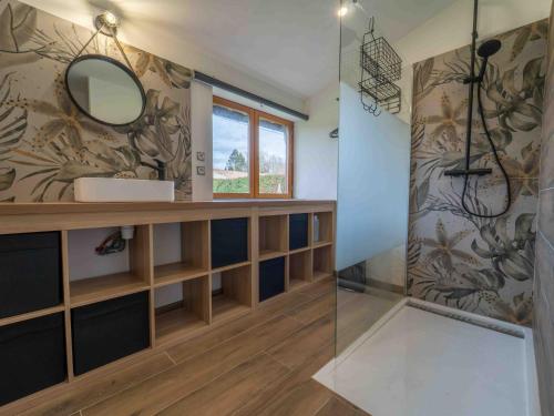 une salle de bain avec un lavabo et un miroir dans l'établissement Pontenx-les-Forges : Maison 8p avec Jardin et Climatisation - FR-1-50-164, à Pontenx-les-Forges