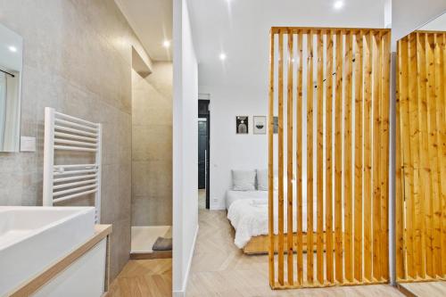 une salle de bain avec douche et une chambre avec un lit dans l'établissement Le Castillon, à Beausoleil