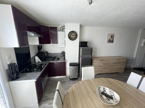 une petite cuisine avec une table et une salle à manger dans l'établissement Deux pièces rénové proche centre, parking inclus - FR-1-723-174, au Cap d'Agde
