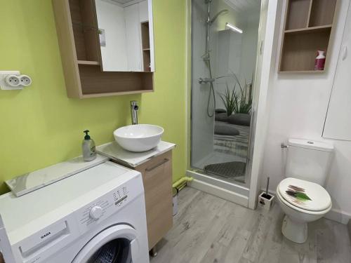 La salle de bains est pourvue d'un lave-linge et d'une douche. dans l'établissement Deux pièces rénové proche centre, parking inclus - FR-1-723-174, au Cap d'Agde