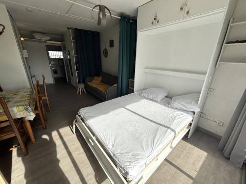 - une chambre avec des lits superposés et une salle à manger dans l'établissement Studio lumineux avec terrasse, parking - 4 pers à Argelès-sur-Mer - FR-1-388-232, à Argelès-sur-Mer