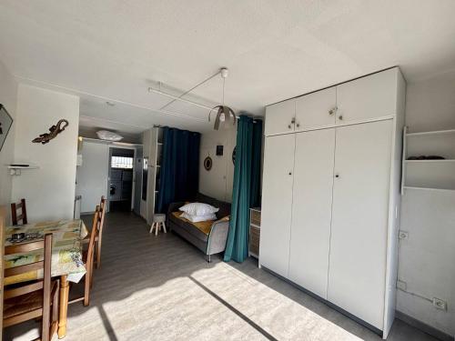 - une chambre avec un lit et une table dans l'établissement Studio lumineux avec terrasse, parking - 4 pers à Argelès-sur-Mer - FR-1-388-232, à Argelès-sur-Mer