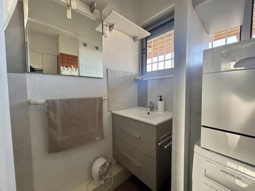 une petite salle de bain avec un lavabo et un miroir dans l'établissement Studio lumineux avec terrasse, parking - 4 pers à Argelès-sur-Mer - FR-1-388-232, à Argelès-sur-Mer