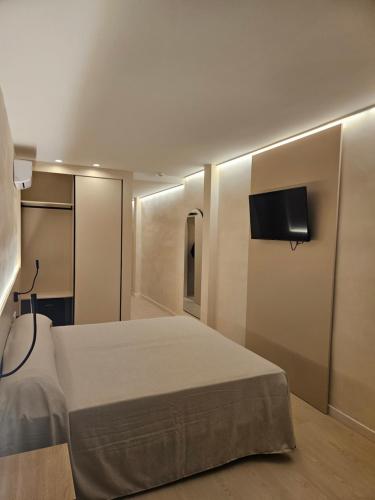 a bedroom with a bed and a tv on the wall at El Globo in Valencia